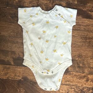 Pehr onesie w little bumble bees